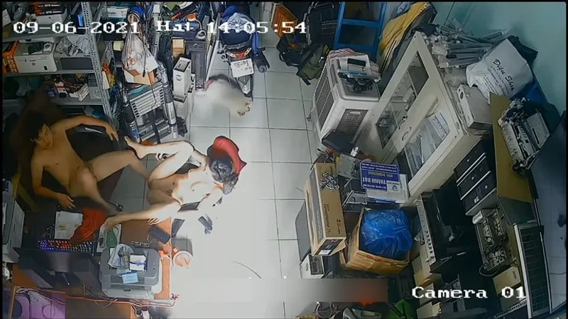 Bà xã anh xã địt trộm trong của cậu bé máy tính
